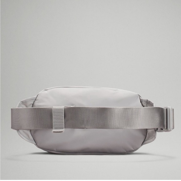 Lululemon Silver Wanderlust Belt Bag - NWOT - Picture 15 of 15